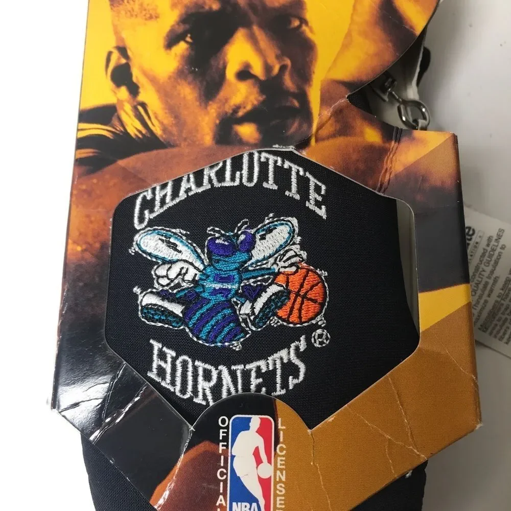 Charlotte hornets Isotoner 3M Gloves Black / Gray Youth Size NEW